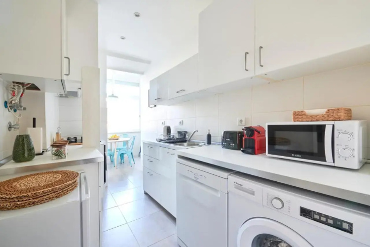 Quiet and Central 2BR APT, By TimeCooler
