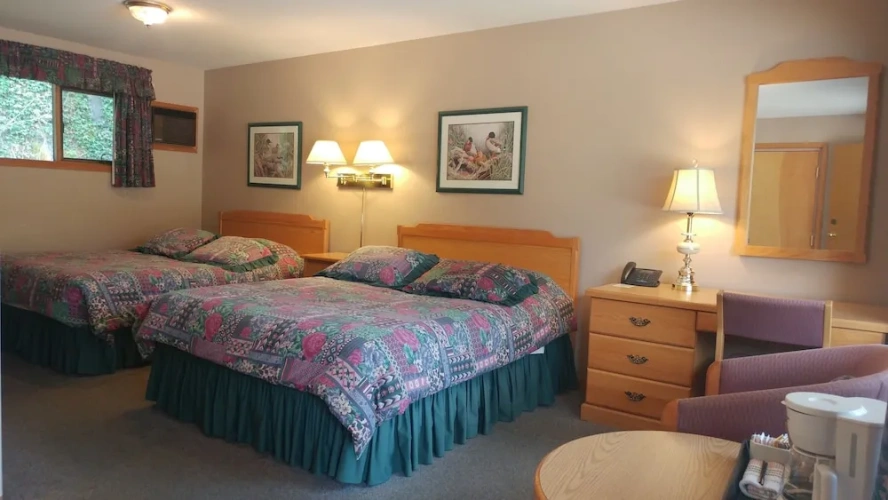 Deluxe Quadruple Basement room