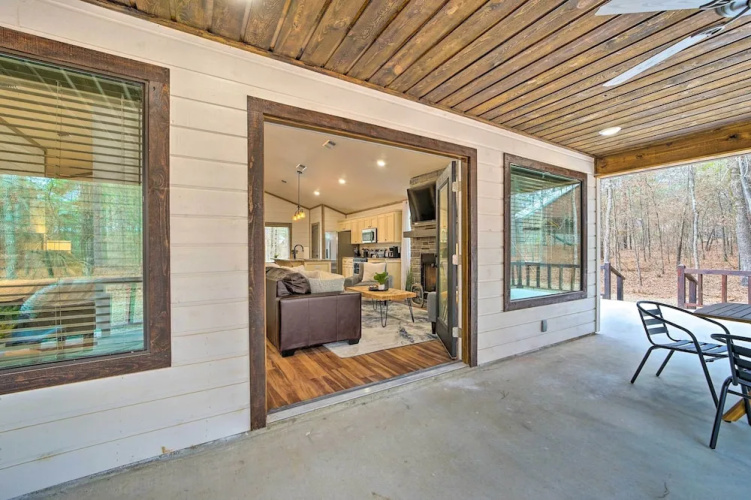 Chic Broken Bow Escape w/ Hot Tub & Fire Pit!
