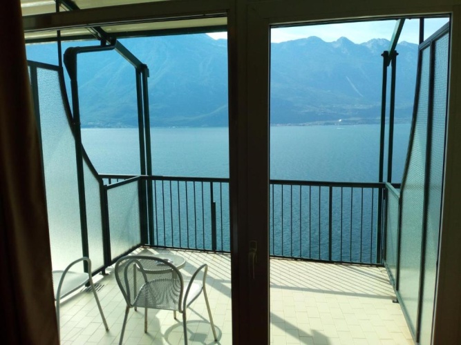 Standard Twin room with lake view
