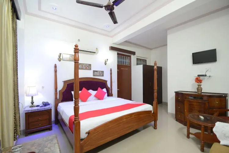 OYO 19035 Hotel Satkar