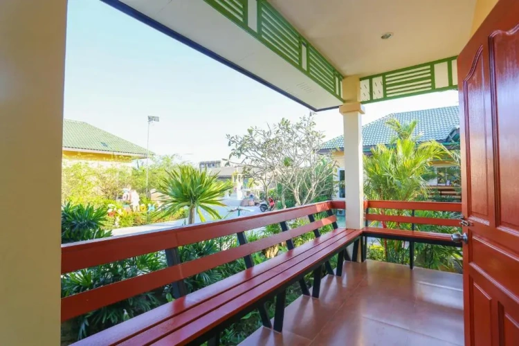 Standard Triple room with pool view