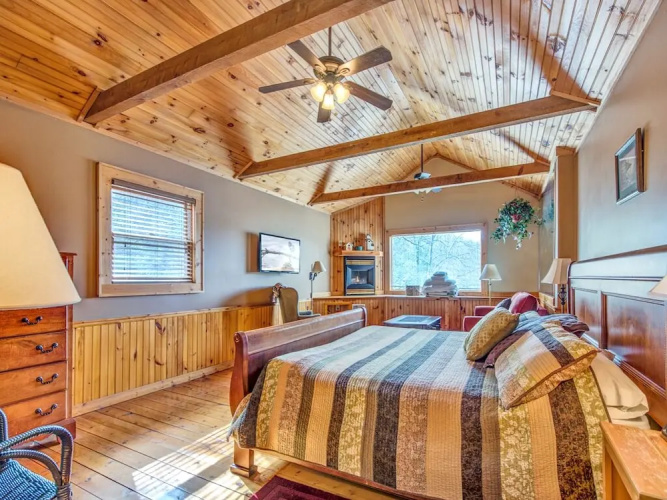 Robins View 2 Bedroom Home with Hot Tub