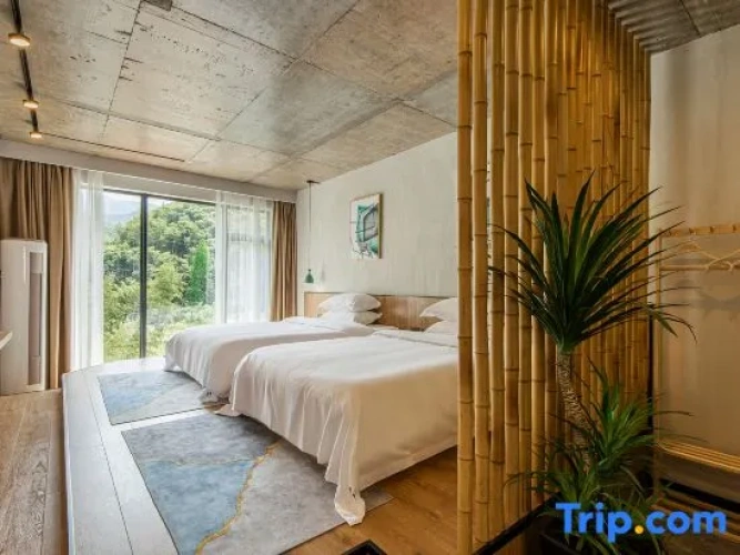 Standard Twin room with garden view