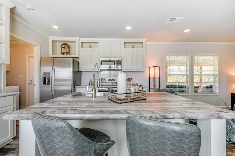 Lovely Broken Bow Cottage w/ Hot Tub & Fire Pit!