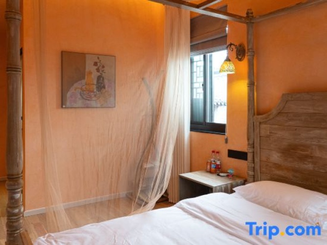Standard Double room with street view