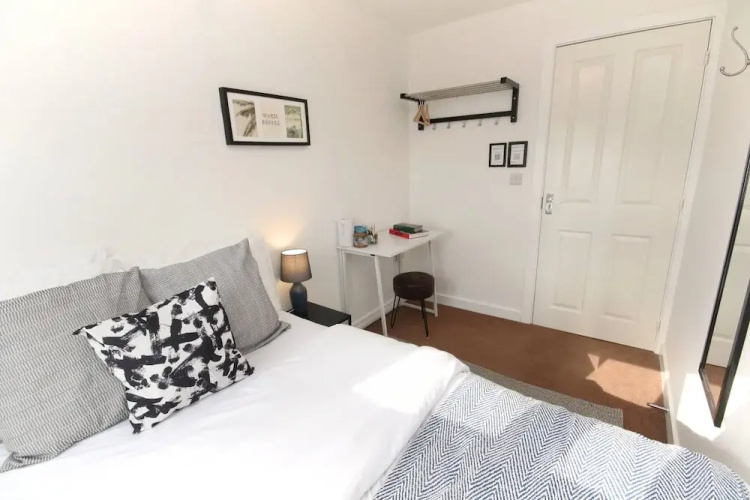 Modern 4 Bed Townhouse with Parking