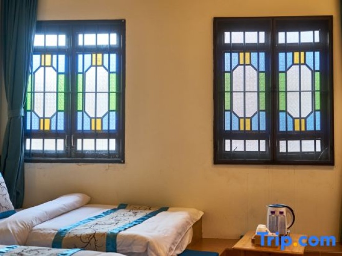 Standard Twin room with street view