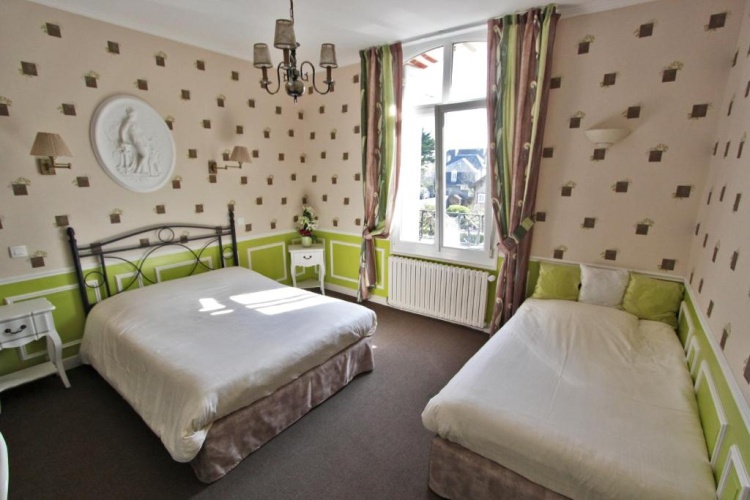Standard Triple room