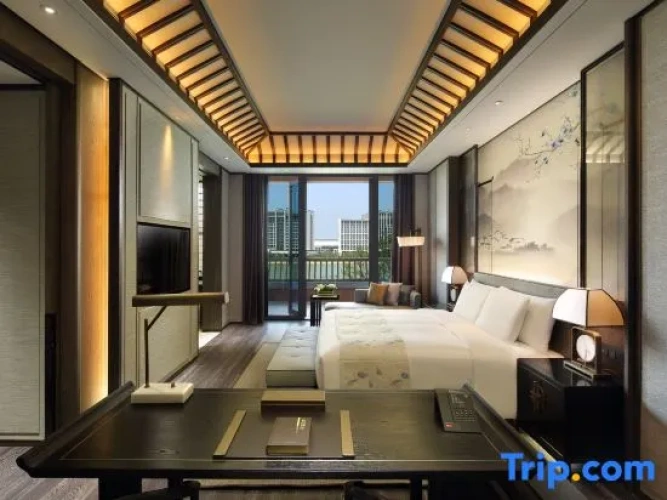 Executive Double Suite with street view