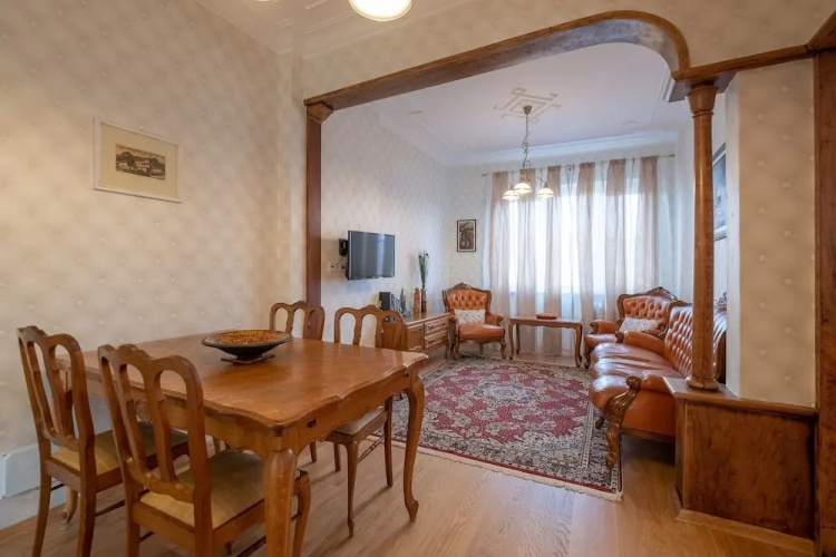 FM Deluxe 2-BDR Apartment - Artilcious