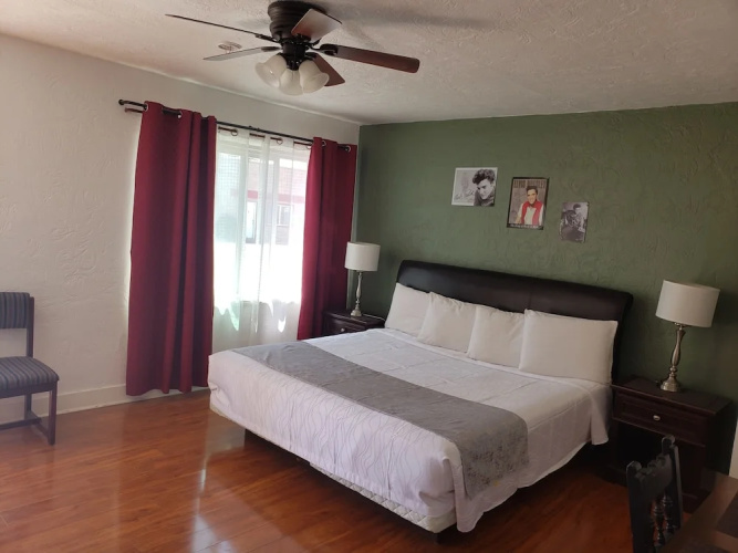 Deluxe Inn Motel