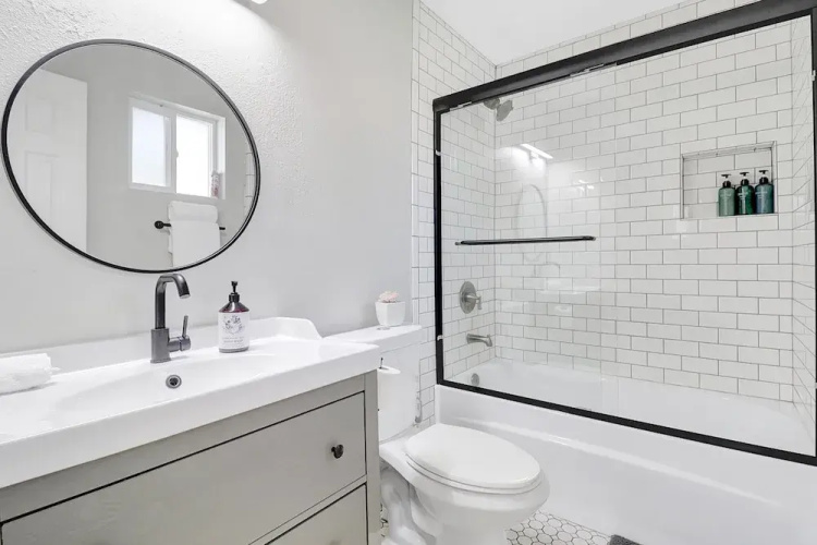 Karen in Phoenix With 4 Bedrooms and 2 Bathrooms