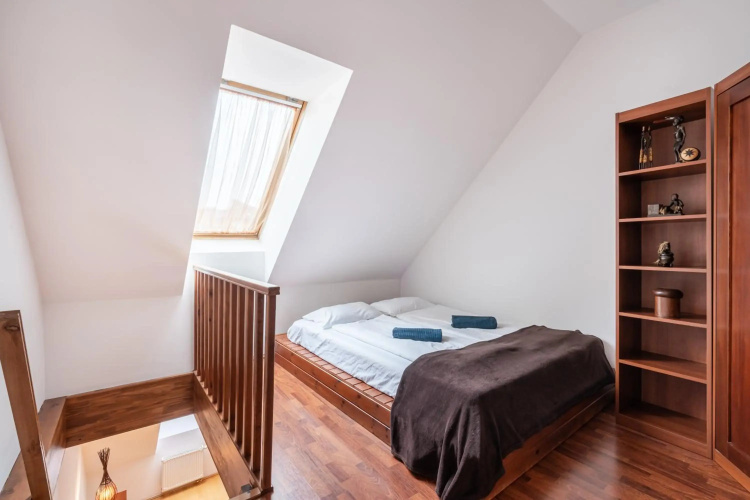 Beautiful apartment with parking garage & AC