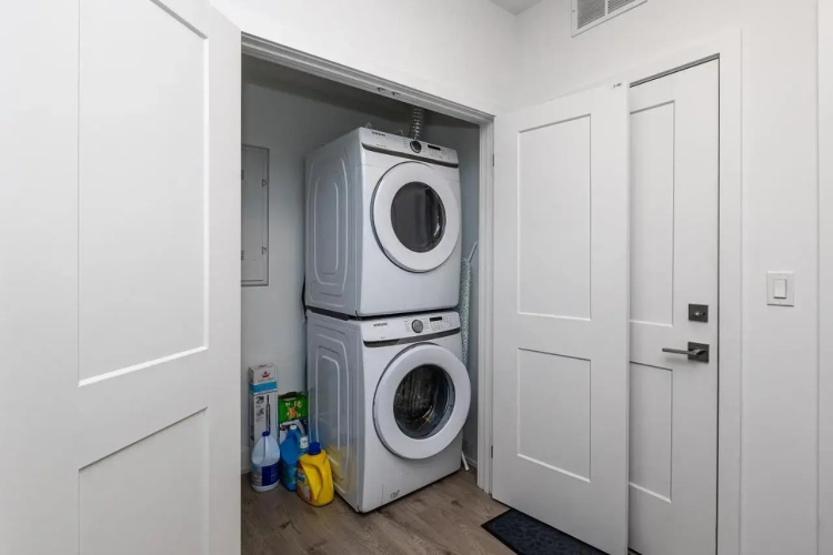Exquisite 2 Bedroom Apt, mins to the falls.