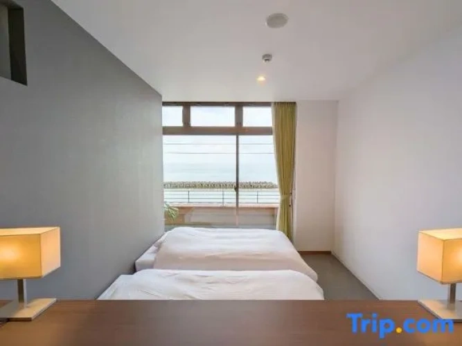 Standard Triple room with ocean view