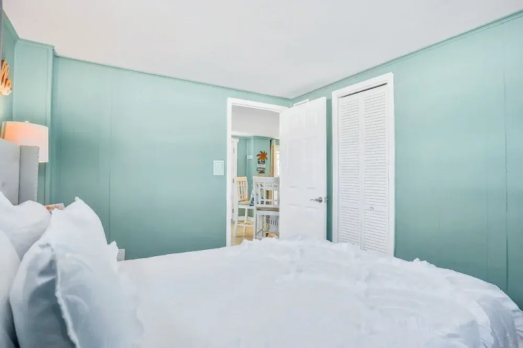 Lower Level 1 Block From 2 Beaches W/private Pool, High-speed Wi-fi