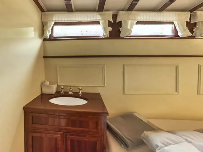 Hotelschiff Nedeva