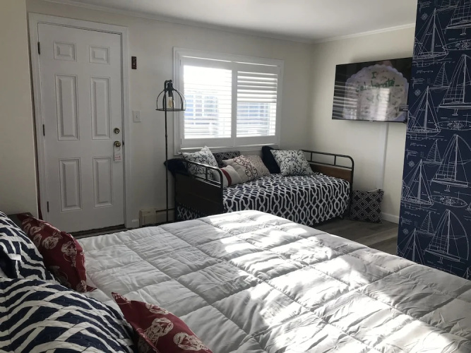 Vineyard Harbor Motel - Private Beach