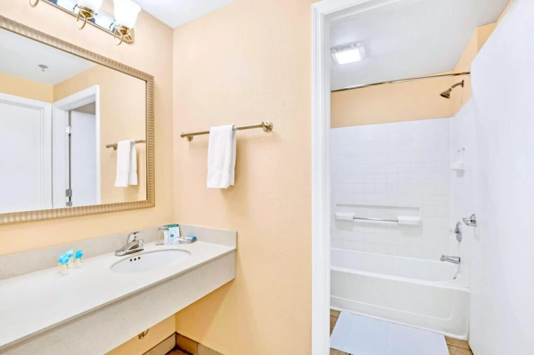 1BR King Suite-with Shared Pool hot tub