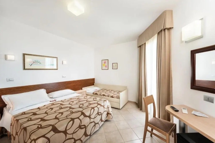 Standard Triple room