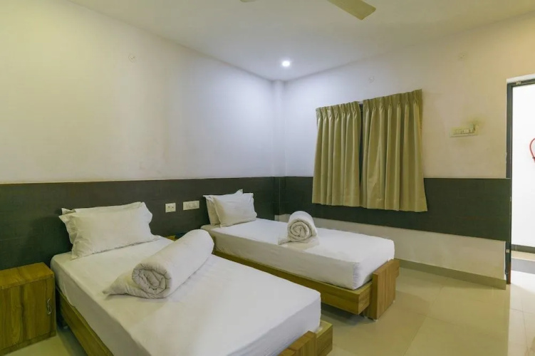 Crescent Inn Navallur