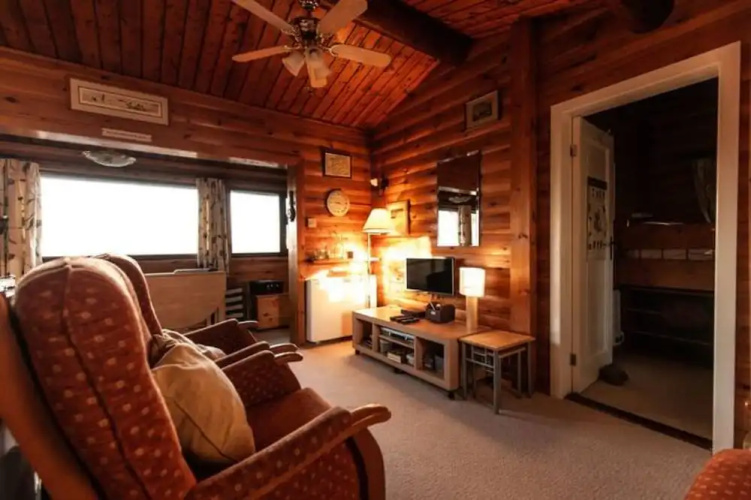Two Bed Log Cabin in the Mountains