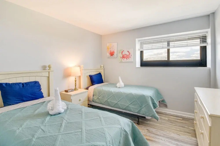 Beachfront Penthouse: Pools, Tennis Courts, Views!