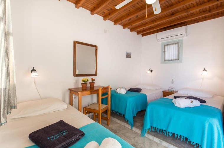Standard Triple room with sea view