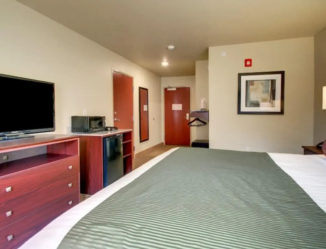 Castle Rock Inn & Suites