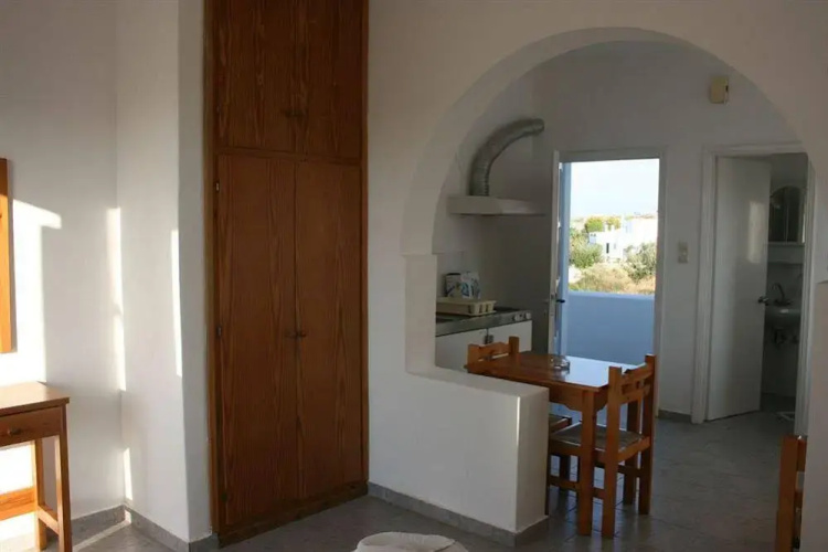 Lazino Studios & Apartments