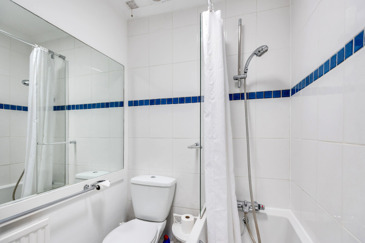 Spacious 1-Bedroom Flat with garden & free parking