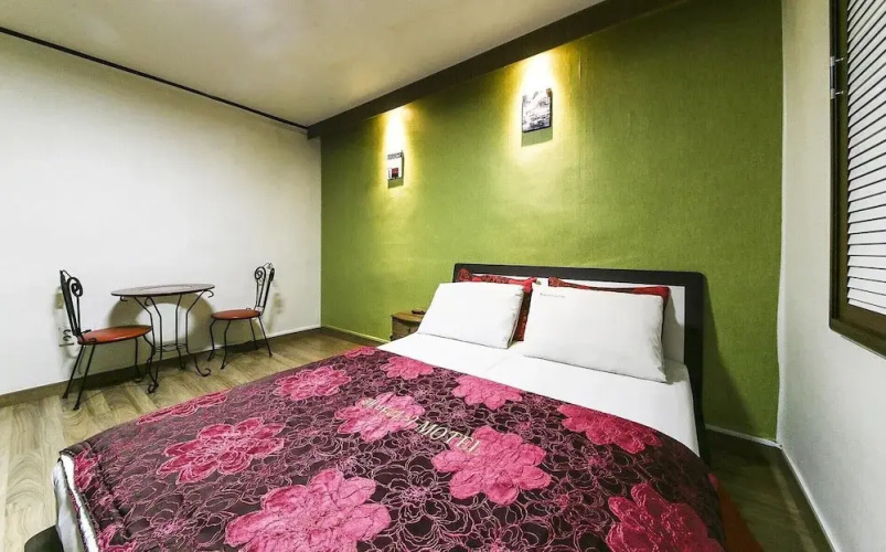 Sunflower Motel