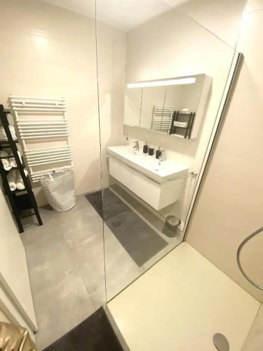 2 Bedrooms Flat in Center with Parking