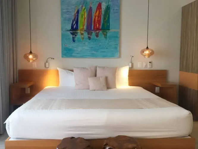 2BR With Rooftop Pool in Great Location! A/c!