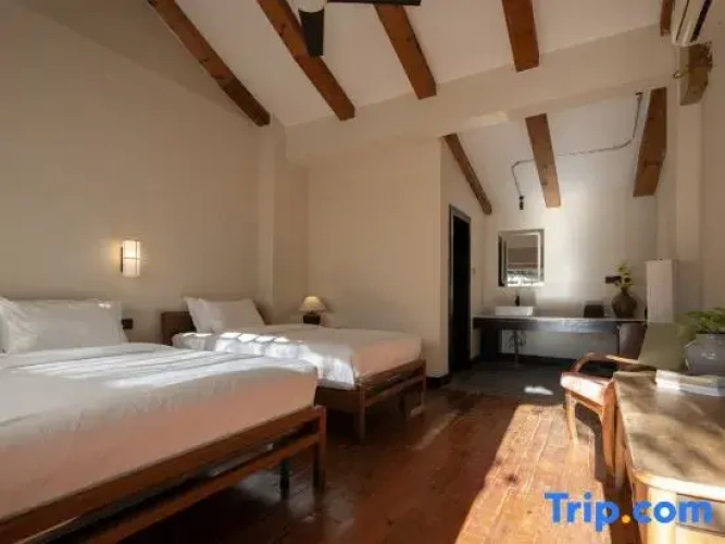 Standard Twin room with courtyard view