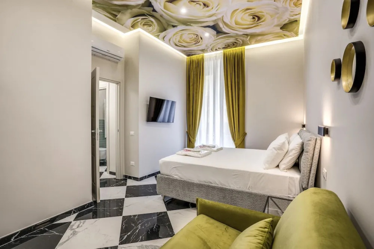 Golden Rose in Naples