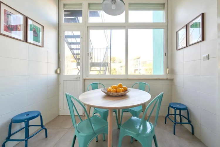 Quiet and Central 2BR APT, By TimeCooler
