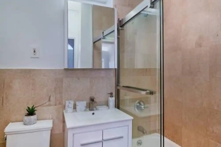 444-4c Newly Renovated Studio in Hell s Kitchen