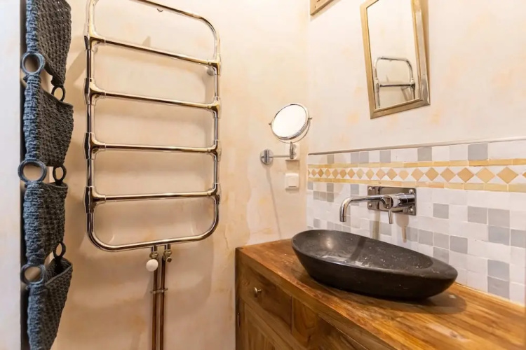 Retro apartment with garden by GuestReady