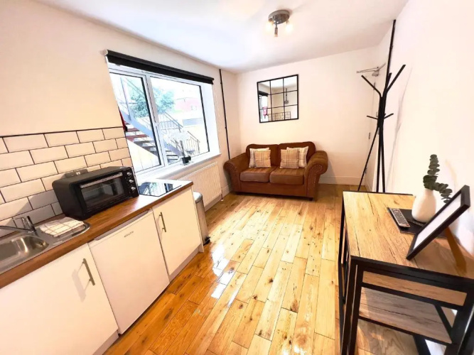 Flat 4, 10 St John's