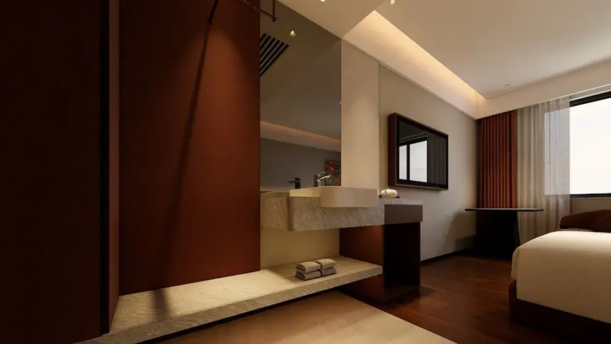 Red Wall Hotel