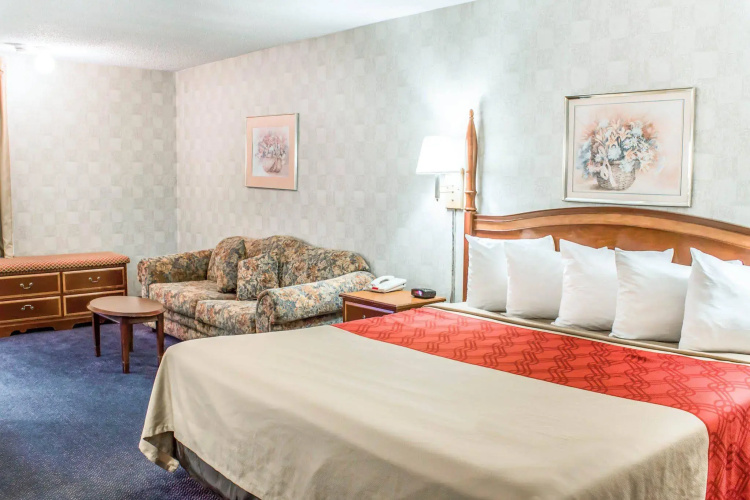 Econo Lodge and Suites