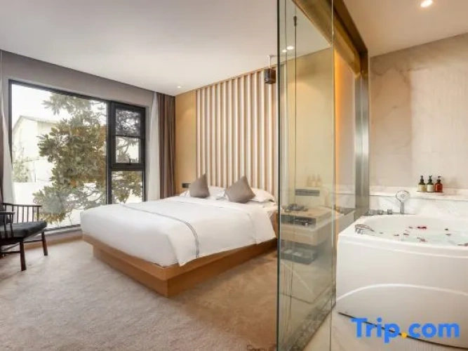 1 Bedroom Double Suite with garden view