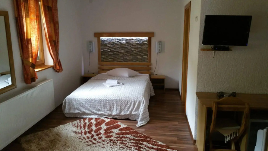 Rustic Inn River 2