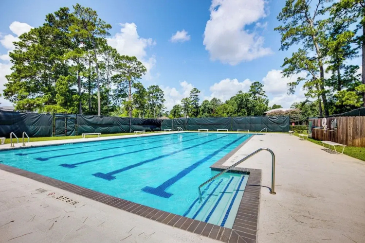 Lake Conroe Condo w/ Pool Access + Balcony!