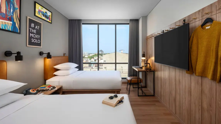 Standard Twin room with city view