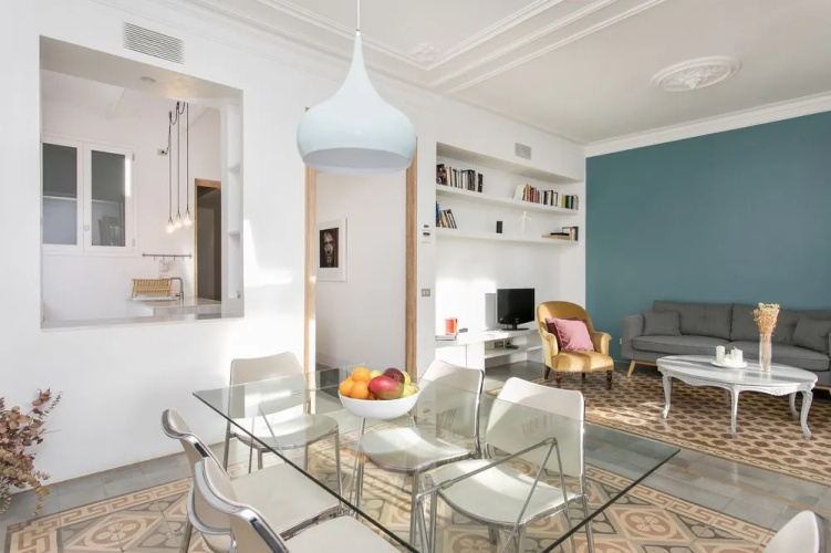 Spacious and luminous flat with balcony