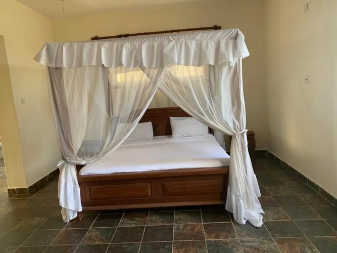 4 Bed Flat - Sleeps 8 - Pets - Pool - Parking