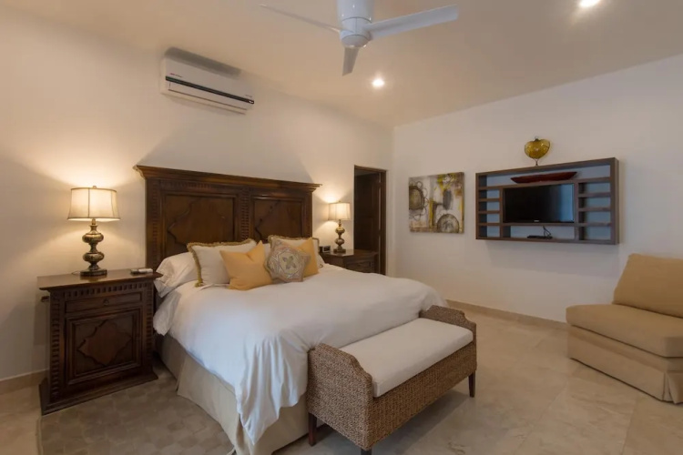 Outstanding Beachfront for up to 15 People: Villa Delfines